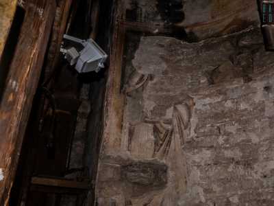 � l�antica abside della chiesa, risalente al XII secolo: originariamente completamente affrescata, oggi mostra solo i resti di due figure umane non riconoscibili